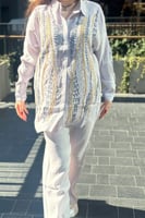 طقم ابيض من بنطلون وقميص بقصة واسعة مطرز
