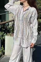 طقم ابيض من بنطلون وقميص بقصة واسعة مطرز