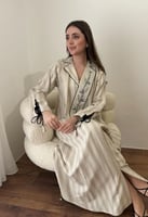 فستان رمضاني لنن مقلم بياقة طويلة مزينه بشك ناعم و...