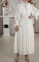 فستان شيفون بليسيه بياقة واكمام رفلز مزين بالكريست...