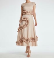 فستان نود باكمام قصيرة ورفلز على الخصر والاطراف