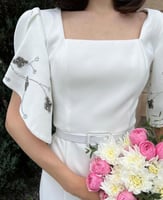 فستان ابيض ميدي انيق باكمام قصيرة مطرزة وحزام