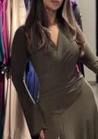 فستان ناعم طويل بقماش مرن وصدر لف وقصة انيقة منخفض...