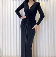 فستان مزموم جيرسيه بخصر ضيق واكتاف عالية