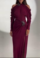 فستان سهرة الفابيتا كريب طويل باكتاف مكشوفة وزم