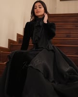 فستان مخمل اسود باطراف رفلز مع وشاح