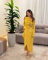 فستان سهرة اصفر كريب بطول غير متماثل وقصة خصر ضيقة...