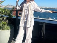 طقم ابيض من بنطلون وقميص بقصة واسعة مطرز