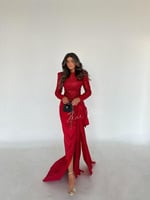 فستان سهرة احمر ترتر بقصة فيونكة منخفضة