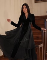فستان مخمل اسود باطراف رفلز مع وشاح