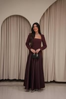 فستان مناسبات فخم برغندي بقصة منخفضة