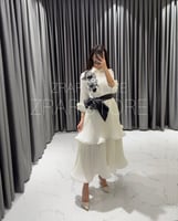 فستان رفلز مطرز بنمط القميص مع شريطة خصر