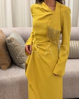 فستان سهرة اصفر كريب بطول غير متماثل وقصة خصر ضيقة...