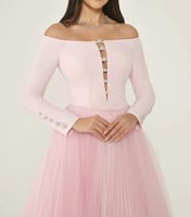 فستان اوف شولدرز كريب وتل مزين بكرستالات