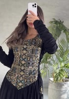 فستان مطرز بقصة خصر منخفضة واكمام زم