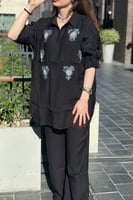 طقم قميص وبنطلون بقصة واسعة مطرز