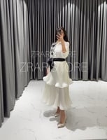 فستان رفلز مطرز بنمط القميص مع شريطة خصر