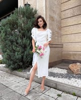 فستان ابيض ميدي انيق باكمام قصيرة مطرزة وحزام