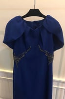 فستان راقي بقصة كيب وخصر ضيق مشكوك