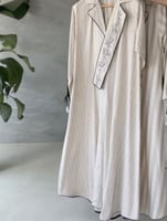 فستان رمضاني لنن مقلم بياقة طويلة مزينه بشك ناعم و...