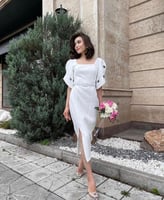 فستان ابيض ميدي انيق باكمام قصيرة مطرزة وحزام