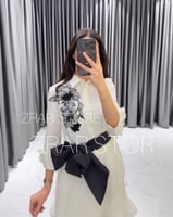 فستان رفلز مطرز بنمط القميص مع شريطة خصر