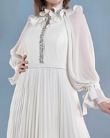 فستان شيفون بليسيه بياقة واكمام رفلز مزين بالكريست...