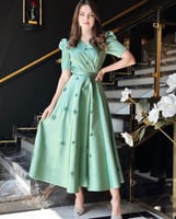 فستان تفاحي فاتح بلون زاهي مزين باللولو