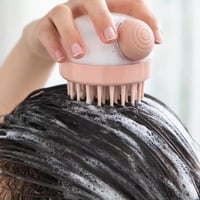 فرشاة الشامبو وتدليك فروة الرأس - لون عشوائي