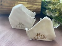 كمامة مطرزه مع تاريخ المناسبة (بالحبة) Mr&Mrs