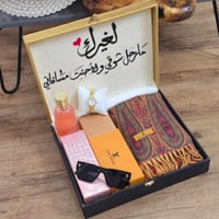 بوكس هدايا نسائي شتوي فاخر - شال كشميري وعطر وساعه...