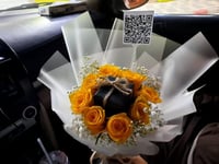 تغليف هدايا مع ورد اصفر وكرت باركود