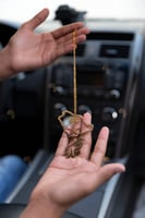 تعليقة سيارة خريطة المملكة بشعار السيفان والنخلة