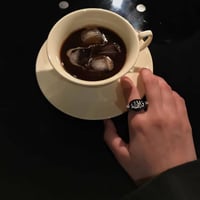 خاتم نسائي بالاسم اسود مرصع فصين زركون - متجر ناست...