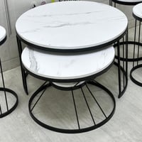 طقم طاولات + 4 طاولات خدمة بسطح خشبي أبيض بديل رخا...