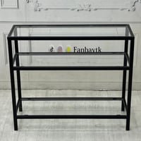 مدخل ثلاثي الأدوار بتصميم زجاج ومعدن أسود