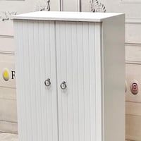 دولاب جزامة خشب ابيض مقلم