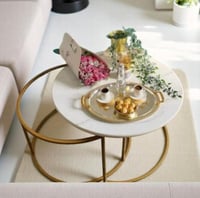 طقم طاولتين سطح خشب شكل رخام + زجاج شفاف ذهبي