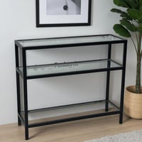 مدخل ثلاثي الأدوار بتصميم زجاج ومعدن أسود