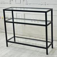 مدخل ثلاثي الأدوار بتصميم زجاج ومعدن أسود