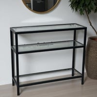 مدخل ثلاثي الأدوار بتصميم زجاج ومعدن أسود