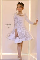 فستان أبيض فاخر بنقوش ذهبية للبنات مع إكسسوارات