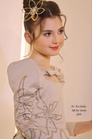 فستان بيج فاخر بنقوش ذهبية للبنات مع إكسسوارات