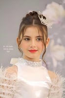 فستان أبيض ريش + أكسيسوار شعر+ حقيبة