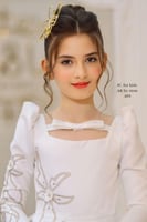 فستان أبيض فاخر بنقوش ذهبية للبنات مع إكسسوارات