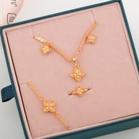 طقم بناتي تصميم ذهب 2