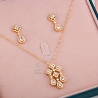 نص طقم ذهبي تصميم ألماس