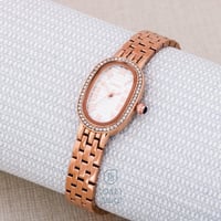 ساعة نسائية فاخرة تصميم بيضاوي