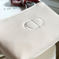 طقم شنطة ديور مع روج ديور و كريم للوجه و اساس مع ك...