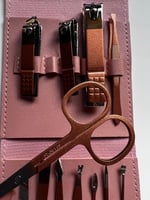 8 محفظة جلدية وردي تحتوي طقم العناية الكامل بالاظا...